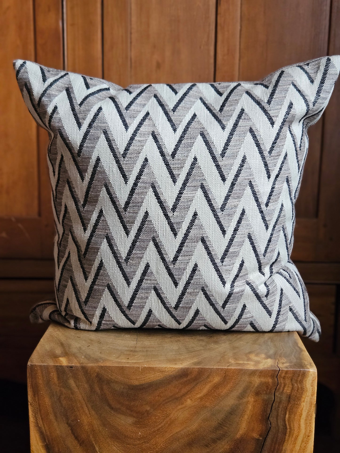 ENSEMBLE DE DAMES, RAYURES ET COUSSINS CHEVRON